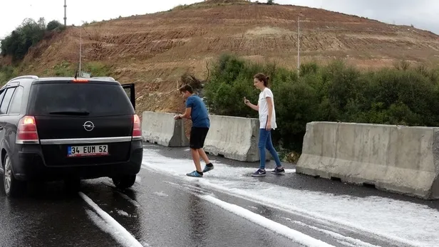 Kocaeli'de dolu yağdı, TEM yolu kapandı-5