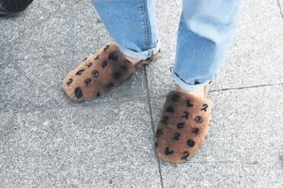 Son moda Serenay! 2 bin dolarlık terlikleri olay oldu...-1