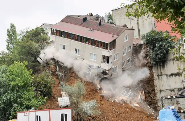 Sütlüce'de yıkılan binanın yanındaki otel inşaatıyla ilgili Arda Turan'dan açıklama-1