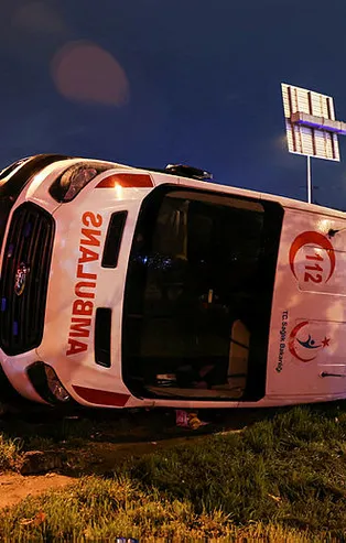 Esenyurt'ta ambulans devrildi! Yaralılar var