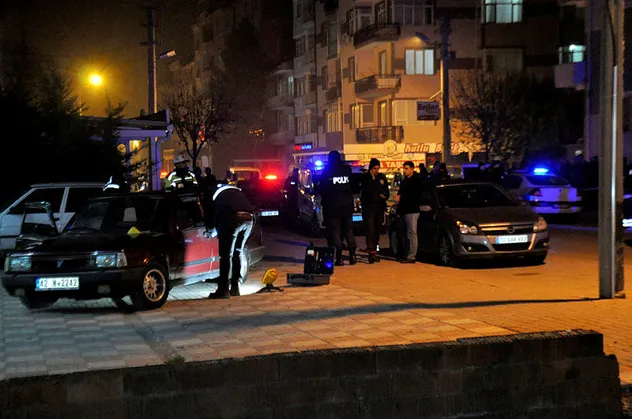 Boğazını keserek öldürdüğü arkadaşını sokak sokak gezdirdi