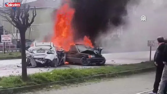 Samsun Çarşamba'da korkunç kaza: Otomobiller alev aldı