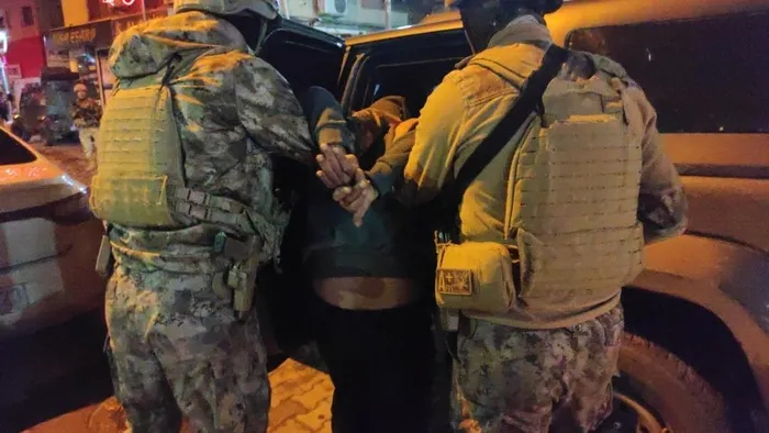 tem-enseledi-sanliurfada-eylem-hazirligindaki-terorist-yakalandi-1704485104354.jpeg PKK'dan talimat bekliyordu! Şanlıurfa'da eylem hazırlığındaki terörist enselendi-2