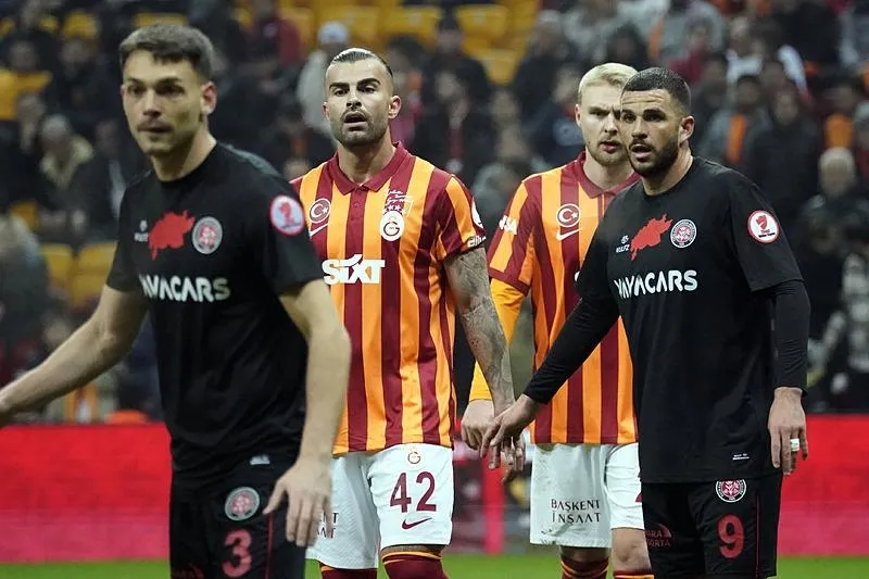 Usta yazarlar Beşiktaş - Galatasaray derbisini değerlendirdi: Kazanırsa yüzde 51 şampiyon-9