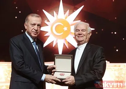 Beştepe’de yıldızlar geçidi! Başkan Erdoğan ödülleri tek tek takdim etti: Ajda Pekkan, Tan Sağtürk, Yavuz Bülent Bakiler...