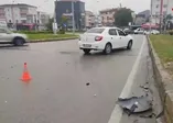 Kavşakta iki otomobil çarpıştı, 1 yaralı