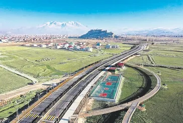 Van'ın yarım asırlık özlemi sona erdi: Van Gölü'nün gerdanlığı 'Van Gölü Sahil Yolu' trafiğe açıldı
