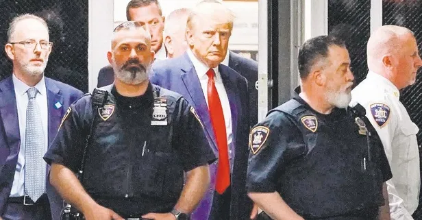 Trump'ın destekçilerinden adliye önünde sloganlar: "Soros bizi yargılayamaz"