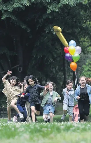 Çocuklar 40 günlük karantinanın ardından sokağa çıktı