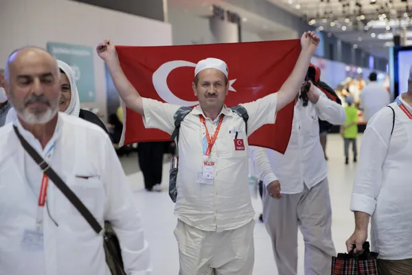 yurda-donen-ilk-haci-kafilesi-istanbul-havalimaninda-gozyaslariyla-karsilandi-1657813461719.jpg Yurda dönen ilk hacı kafilesi İstanbul Havalimanı'nda gözyaşlarıyla karşılandı-7