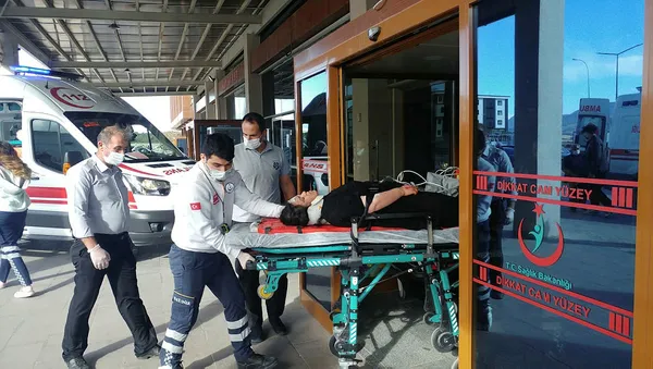 baska-sehirden-kiz-istemeye-gidenleri-tasiyan-minibusun-feci-kazasi-cok-sayida-yarali-var-1603981633357.jpg Başka şehirden kız istemeye gidenleri taşıyan minibüsün feci kazası: Çok sayıda yaralı var-4