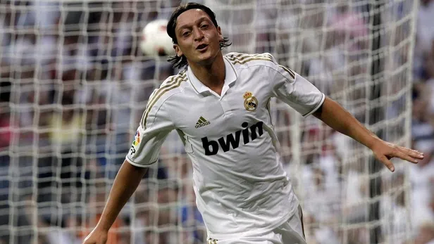 fenerbahceli-mesut-ozil-xavi-ve-iniesta-ile-ayni-listede-tarihin-en-iyi-5-isminden-biri-olarak-gosterdiler-1642022361162.jpeg Fenerbahçeli Mesut Özil, Xavi ve Iniesta ile aynı listede! Tarihin en iyi 5 isminden biri olarak gösterdiler-5