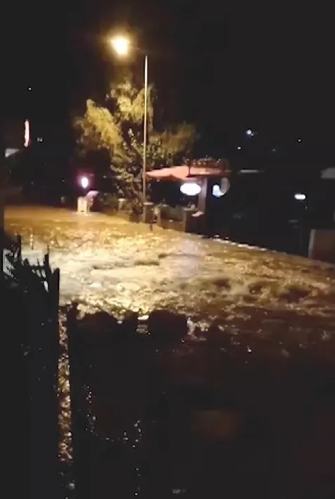 CHP'li Bodrum Belediyesi'nde altyapı rezaleti! İsale hattı patladı: İş yerlerini su bastı araçlar hasar gördü-6