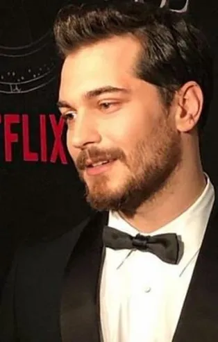 Çağatay Ulusoy'un başrolünde olduğu Netflix dizisi Hakan: Muhafız  İllimunati simgeleriyle dikkat çekti!