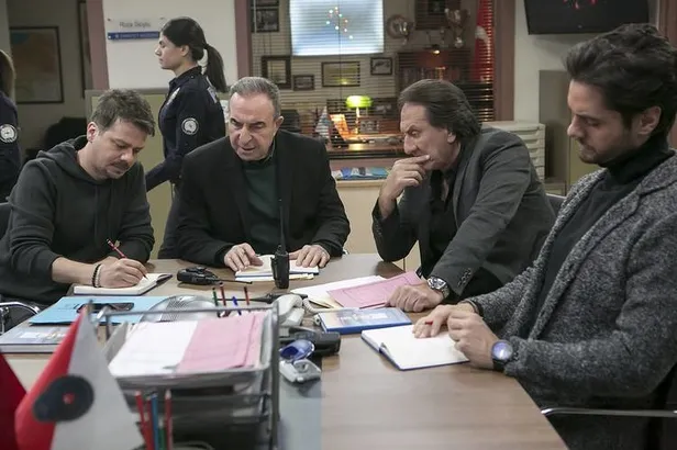 Arka Sokaklar 539. yeni bölüm 2. fragmanı izle: Kurye, Hüsnü'yü vuruyor! Hüsnü ölecek mi?-3