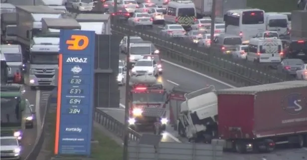 İstanbul'da trafiği kilitleyen kaza!