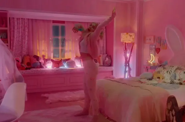 Aleyna Tilki'nin yatak sahnesi olay oldu! Exxen Bu Benim Masalım'ın fragmanı eleştiri yağmuruna tutuldu...-4