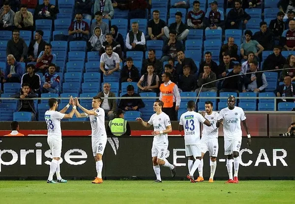 Trabzonspor evinde Kasımpaşa'ya 5-2 mağlup oldu-1
