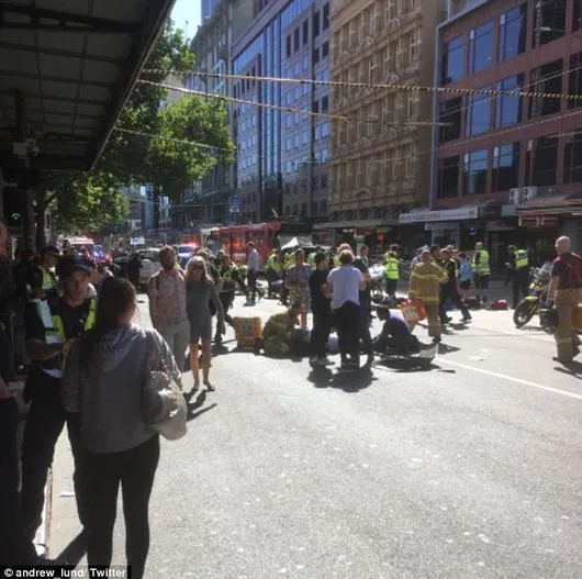 Avustralya'da bir araç kalabalığın arasına daldı!-1