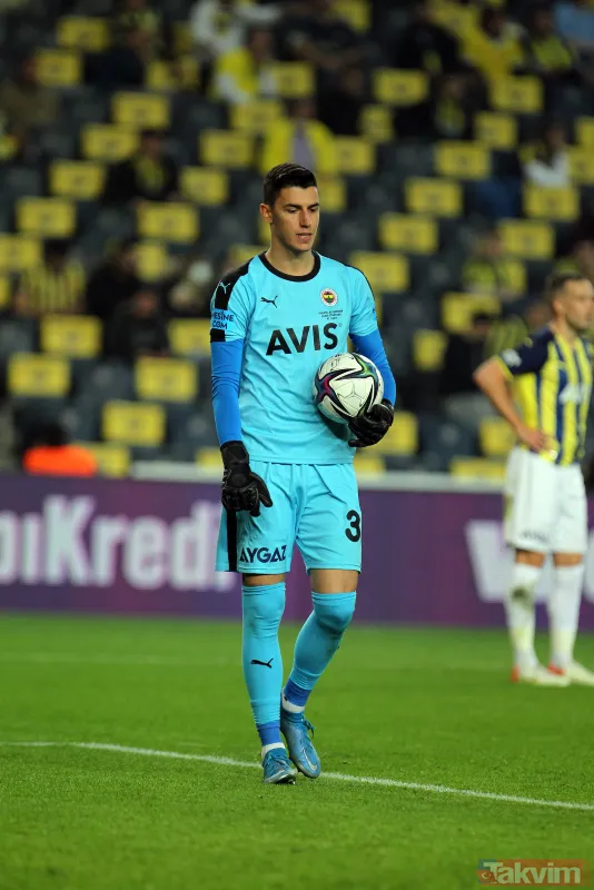 Fenerbahçe, Berke Özer ile kaleyi kapatamıyor! Performansı tartışmaya yol açtı... - 15
