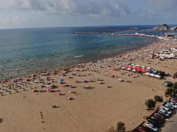 burasi-antalya-degil-istanbul-silede-plajlar-doldu-tasti-1661878454461.jpg Burası Antalya değil İstanbul! Şile'de plajlar doldu taştı-5