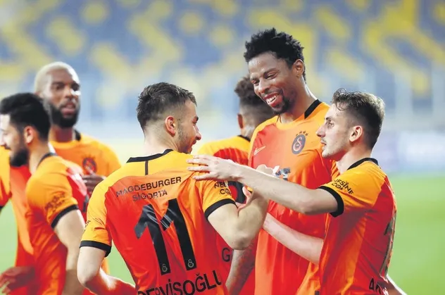 Galatasaray pes etmedi! Fark yeniden 6'ya indi...