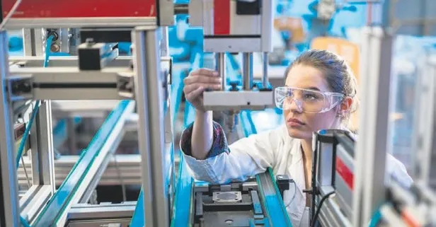 Teknolojiye kadın eli