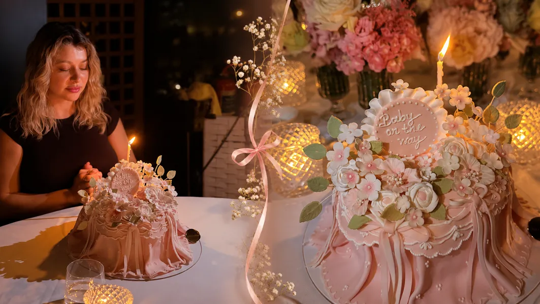 kiz-bebek-bekleyen-gamze-ercelin-pembe-konseptli-partisine-unlu-akini-pastadaki-o-yazi-dikkat-cekti-1793128197780.png Kız bebek bekleyen Gamze Erçel'in pembe konseptli partisine ünlü akını: Pastadaki o yazı dikkat çekti-3