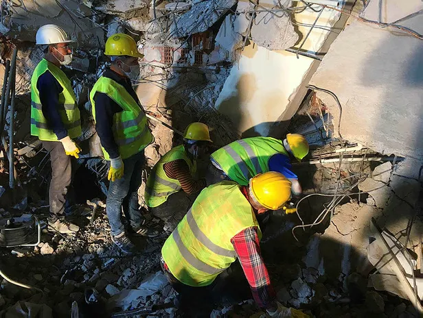 somali-madenciler-eylemi-birakip-izmir-depremi-icin-yardima-kostu-1604099333387.jpg Somalı madenciler eylemi bırakıp İzmir depremi için yardıma koştu-2