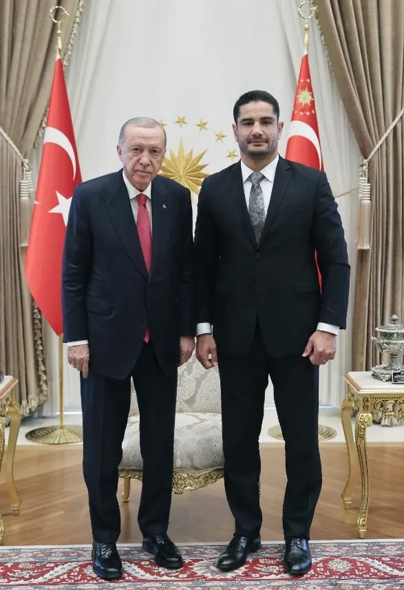 baskan-recep-tayyip-erdogan-kulliyede-dunya-ve-avrupa-sampiyonu-milli-guresci-taha-akgulu-kabul-etti-1726165719483.jpeg Başkan Recep Tayyip Erdoğan Külliye'de dünya ve Avrupa şampiyonu milli güreşçi Taha Akgül’ü kabul etti-3