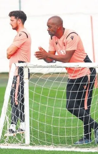 Eddie Newton takımdan memnun