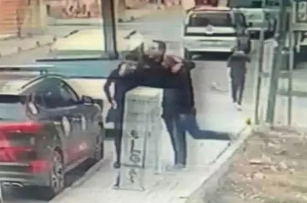 Avcılar'da polisin gözü önünde uyuşturucu alışverişi yapan şüpheliler yakalandı