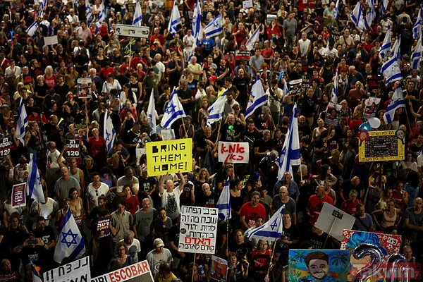 Tel Aviv'de isyan ateşi büyüyor! Katil Netanyahu'nun istifası için on binlerce İsrailli yine sokaklara akın etti - 42