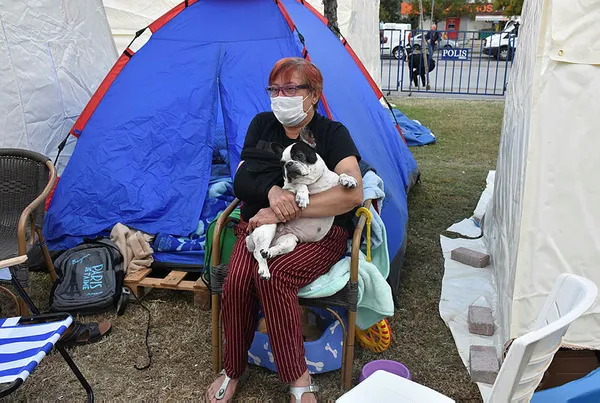 daha-once-iki-kez-evi-yanan-izmirli-depremzede-evimi-altin-kapsalar-yasamam-1604559202693.jpg İzmir’de önce yangın sonra deprem mağduru olan vatandaş: Evimi altın kaplasalar artık girmem - 2