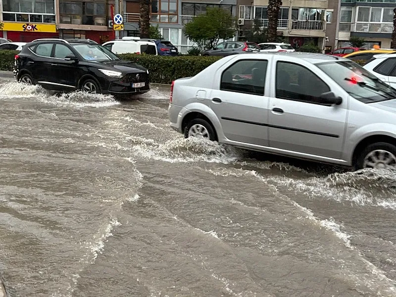 Algı var altyapı yok: CHP'li Çeşme’de sokaklar göle döndü-5