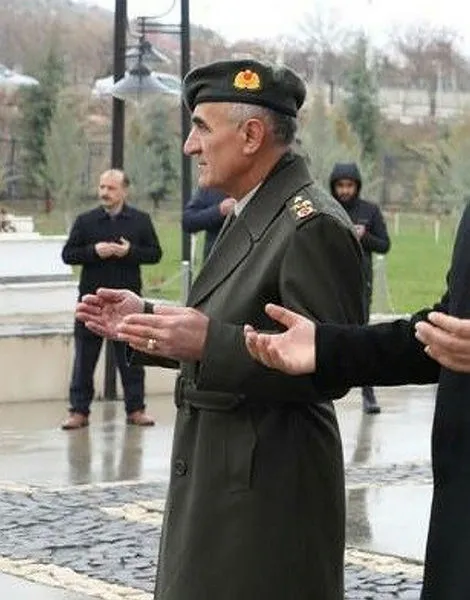 korgeneral-osman-erbas-helikopter-kazasindan-iki-saat-once-sehit-ailesini-ziyaret-edip-allah-bizi-de-o-mertebeyi-nasip-etsin-demis-1614959625041.jpg Korgeneral Osman Erbaş, helikopter kazasından iki saat önce şehit ailesini ziyaret edip, "Allah bizi de o mertebeye nasip etsin" demiş-4