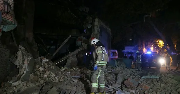 Beyoğlu'nda tek katlı metruk bina çöktü