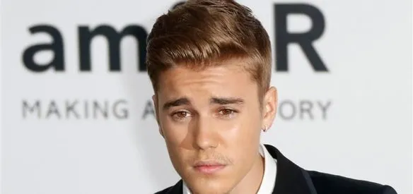 Amerikan Müzik Ödülleri töreninde şarkıcı Justin Bieber, en büyük ödül kabul edilen ''Yılın Sanatçısı Ödülü''ne layık görüldü.
