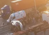 Beylikdüzü'nde TIR'a arkadan çarpan servis minibüsü devrildi