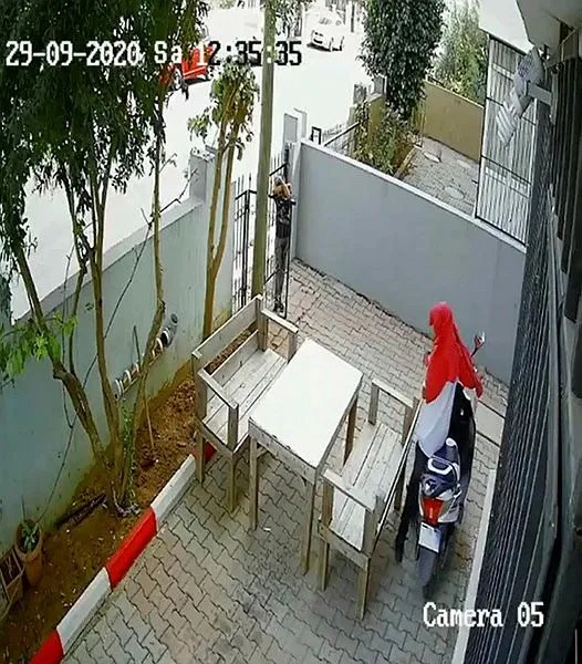 hirsizlardan-biri-ceketiyle-basini-kapatip-soygunu-gerceklestirdi-1601477009119.jpg Hırsızlardan biri ceketiyle başını kapatıp soygunu gerçekleştirdi-3