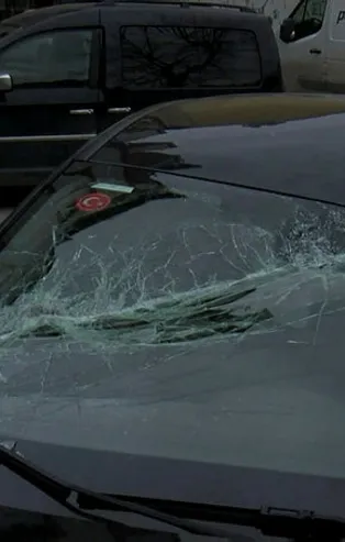 AFAD ve Metoroloji peş peşe uyarmıştı! İstanbul kabusu yaşadı! Uçan çatı 3 arabayı perte çıkardı