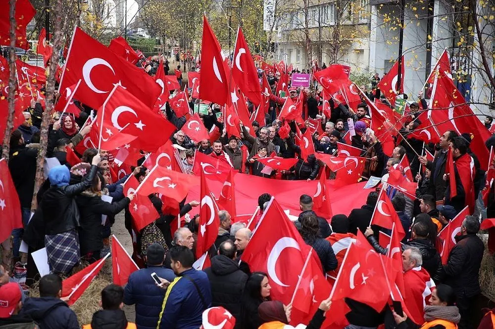 Avrupa'daki Türkler meydanlara indi!-1