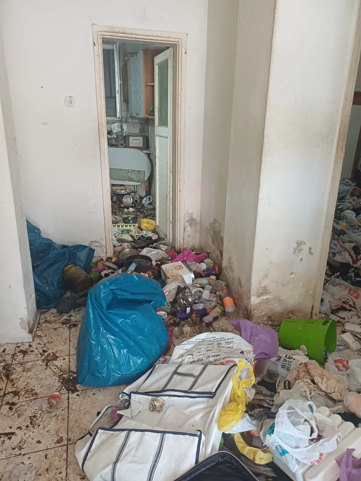 atasehirde-cop-ev-alarmi-daireden-5-kamyon-cop-cikti-1780749030226.jpeg Ataşehir’de çöp ev alarmı: Daireden 5 kamyon çöp çıktı-4