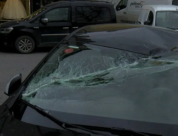 İstanbul kabusu yaşadı! Uçan çatı 3 arabayı perte çıkardı