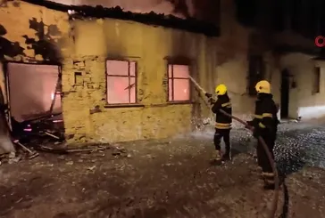 Aydın’ın Kuşadası'ndaki yangında binanın çatısı çöktü!