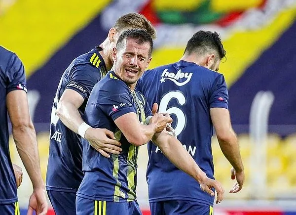 fenerbahce-yeni-malatyaspor-macina-damga-vuran-an-emre-belozoglu-gozyaslarini-tutamadi-1593285018592.jpeg Fenerbahçe - Yeni Malatyaspor maçına damga vuran an! Emre Belözoğlu gözyaşlarını tutamadı-2