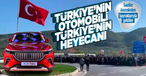 Türkiye Yüzyılı'nın vizyon projesi: Togg! Vatandaşlar tesis önünde bayraklarıyla bekliyor