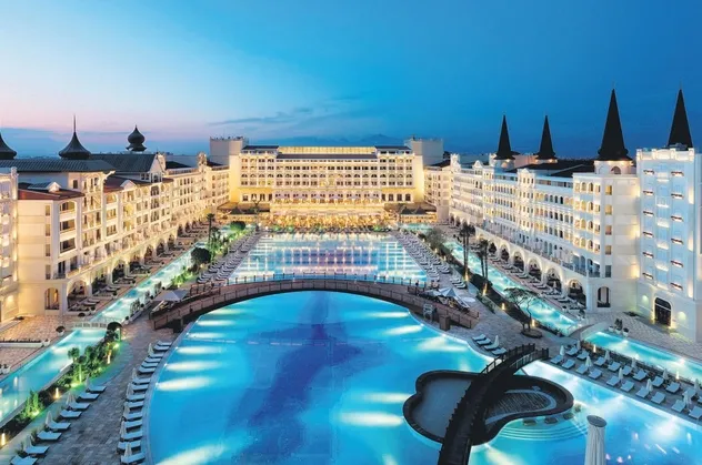 Rus iş insanı Telman İsmailov’un Antalya’da açtığı Mardan Palace icradan alıcı bekliyor!