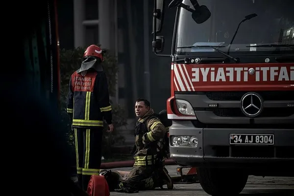 besiktas-leventte-avm-yangini-dumanlar-gokyuzunu-kapladi-tahliye-edildiler-1671196036491.jpeg Beşiktaş Levent’te AVM yangını! İşletme sahibinden bomba iddia: "Dükkanımı alışveriş merkezi yaktı"-11