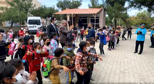 edirne-kesanda-ogrenciler-once-istiklal-marsini-okudu-sonra-roman-havalariyla-oynadi-1633096220532.jpg Edirne Keşan'da öğrenciler önce İstiklal Marşı'nı okudu sonra Roman havalarıyla oynadı-7